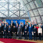 Zelenski junto a los líderes de la UE posando ayer en una foto de familia durante su visita a Bruselas.