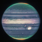 Imagen compuesta de Webb NIRCam de Júpiter a partir de tres filtros: F360M (rojo), F212N (amarillo-verde) y F150W2 (cian), y alineación debido a la rotación del planeta.