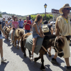 Un passeig en poni durant la celebració del Mercat Medieval de Guimerà.