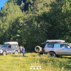 Imatge de dos vehicles en un espai protegit del Pirineu.