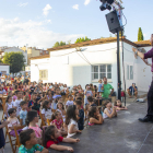 Los más pequeños disfrutaron ayer del espectáculo de magia de Magic Crisel en Alcarràs. 