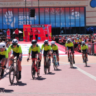 Maria Banlles, primera per l’esquerra, va obrir la contrarellotge per equips amb què va començar la Vuelta.