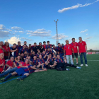 Jugadores, técnicos y directivos posan en el césped celebrando el histórico ascenso.