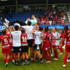 El técnico leridano Roger Lamesa es manteado por sus jugadoras ayer tras conseguir el ascenso.