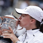 Iga Swiatek besa el trofeo de campeona del cuadro femenino.