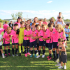 Un jugador del Atlètic Segre, equipo campeón del torneo President Ramon Farrús, controla el balón ante el Cambrils.