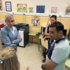 Vidal y Jiménez, ayer en la escuela de Torre-serona.