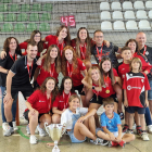 La plantilla de l’Alpicat posa al final del partit amb les medalles i el trofeu de campió.