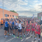 Corredores y corredoras antes de iniciar la novena Cursa de la Vaca, en Vallfogona de Balaguer.
