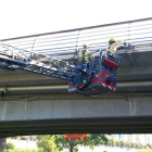 Revisió ahir dels Bombers al pont Vell, al marge esquerre del riu Segre a Lleida.