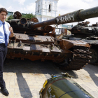 Justin Trudeau recorre una exposición de vehículos rusos destruidos durante su visita a Kyiv.