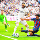 Eric Garcia, que falló en el segundo gol blanco y cometió el penalti del 3-1, lucha por un balón ante Benzema.