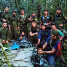 Fotografía cedida por el ejército colombiano que muestra a los rescatadores junto a los menores.