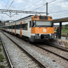 Un tren en direcció Ripoll para a l'estació de Centelles