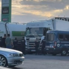 La actuación policial levantó expectación en la zona de aparcamiento de camiones del polígono de Torrefarrera.