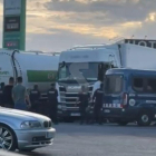 L'actuació policial va aixecar expectació a la zona d'aparcament de camions del polígon de Torrefarrera.