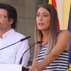 La candidata de Junts, Míriam Nogueras, y el cabeza de lista por Lleida, Isidre Gavín, en rueda de prensa delante del Museu de Lleida.