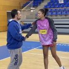 Jordi Acero saluda a Stephanie Watts, que podría debutar mañana.