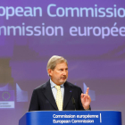 El comisario de Presupuestos de la Comisión Europea, Johannes Hahn, anunciando la medida ayer. 