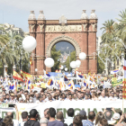 La manifestació, a l’arrancar des de l’Arc de Triomf, ahir.