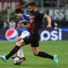 Darmian, de l’Inter, i Giroud, del Milan, disputen una pilota.