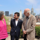 Pere Aragonès, ahir a Nova York amb l’escriptora Mary Ann Newman i el sociòleg Richard Sennett.