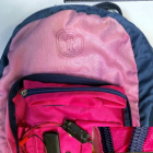 La mochila que llevaba l pedófilo detenido en Palamós, con el detalle de la cámara camuflada en la cremallera.