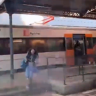 L’incendi a Manlleu va interrompre la circulació dimarts i va obligar els passatgers del tren a fugir.