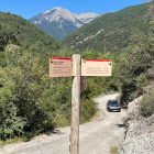 Un vehículo circula por una pista forestal en el Parque Natural del Cadí-Moixeró.