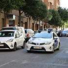 Imatge d’arxiu del Civicar al costat d’un cotxe a doble fila.