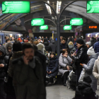 Civiles refugiados en una estación de metro en Kyiv.