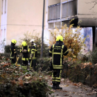 Bomberos acuden al bloque en el que se produjo el incendio.