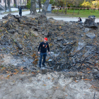 Un cràter causat per l'explosió d'un coet rus en un parc infantil a Kíiv l'11 d'octubre.