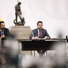 Aragonès, amb els conseller Torrent i Mas, ahir en una reunió amb el sector dels xips.