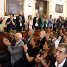 Polítics i familiars aplaudint Talarn després de la votació per triar la presidència de la Diputació.