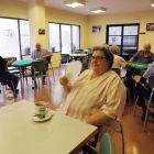 Usuaris ahir al Centre Cívic de Pardinyes, un dels refugis climàtics a Lleida ciutat.