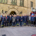 La cesión se formalizó en la Paeria con representantes del ayuntamiento y del cuerpo de bomberos.