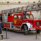 A la plaça de la Paeria es va exhibir un antic camió de bombers.