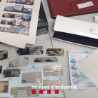 Imatge de les plaques, impressora, ordinadors i documents decomissats pels Mossos.