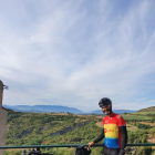 David Riba, con su bicicleta con la que ha recorrido las carreteras del Pallars Jussà.