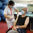 Un home és vacunat al CAP de Cappont de Lleida.