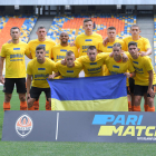 Los futbolistas del Shakhtar, con una bandera ucraniana y un mensaje en favor de la paz.