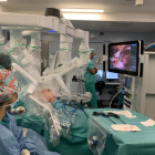 Professionals de la Unitat de Cirurgia de la Paret Abdominal de l'Hospital Arnau de Vilanova de Lleida realitzen una cirurgia fent servir el robot Da Vinci.

Data de publicació: dilluns 17 d'octubre del 2022, 13:03

Localització: Lleida

Autor: