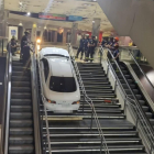 Imagen del coche empotrado en las escaleras de la estación.
