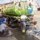 El repartiment d’aigua en cisternes ahir al matí a Sarroca de Lleida.