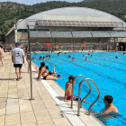 Gran afluència ahir a les piscines municipals de la Seu d’Urgell, gratis per a gent gran i petits.