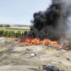 Una dotació dels Bombers amb el foc ja extingit.