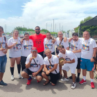 Un grup d’esportistes de la jornada lluint les seues medalles.