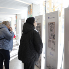 Algunes lectores mirant les portades seleccionades per a l’exposició de SEGRE al Pont de Suert.