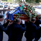 Un moment del funeral de Luis Suárez, ahir a Milà.